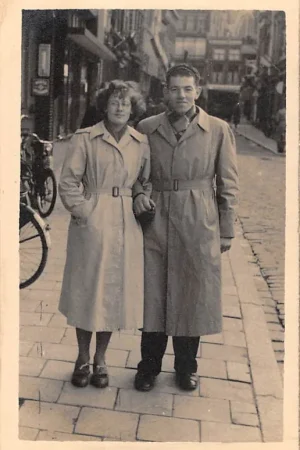 Gouda Fotokaart Echtpaar op de hoek' van de Marktmet zicht op de Korte Tiendeweg HC57667 Ostatnia szansa