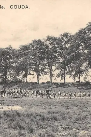Gouda Militair De Aanval Infanterie Soldaten op het oefenterrein bij de Schielands Hoge Zeedijk Gompers HC57415 Niska cena