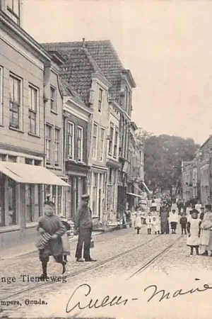 Rabat Gouda Lange Tiendeweg hoek' Zeugstraat met volk Gompers 1900 HC57410