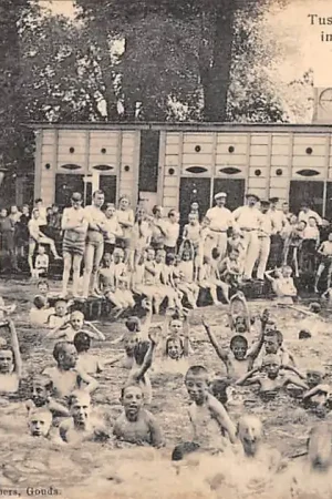 Wysoka jakość Gouda Houtmansgracht Zwembad Tusschen 12 en 1 uur in de Zwemschool Gompers 1908 HC57383