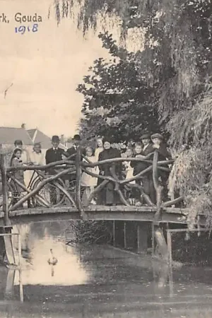 Tani Gouda Van Bergen IJzendoornpark Brug achter de Crabethstraat met volk in 1918 Gompers HC57367