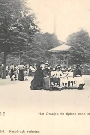 's-Gravenhage Het Oranjeplein tijdens eene muziek uitvoering 1900 HC57338 Ostatnia szansa
