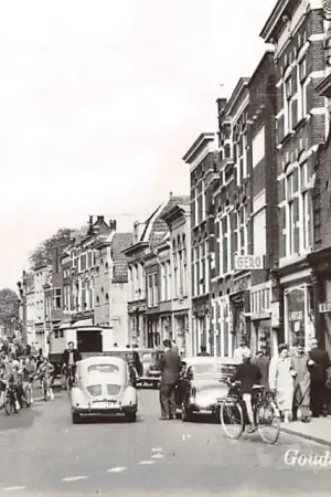 Rabat Gouda Lange Tiendeweg hoek' Zeugstraat 1962 Auto en volk HC57239