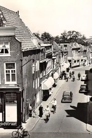 Oryginalny Gouda (Oost) Haven hoek' Lange Noodgodsstraat 1958 Het pand op de linkerhoek is gesloopt en vervangen door een afschuwelijk modern pand HC57235