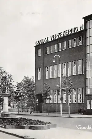 Ekspresowa dostawa Gouda Stationsplein (Gedempt) Voormalig kantoor Goudse Verzekering Kerk Gereformeerde Gemeente in Ned. 1961 HC57228