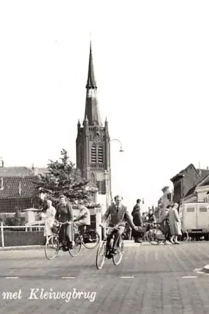 Kup teraz Gouda Verkeersplein met Kleiwegbrug en Thalia Bioscoop en R.K. Kleiweg Kerk in 1957 HC57164
