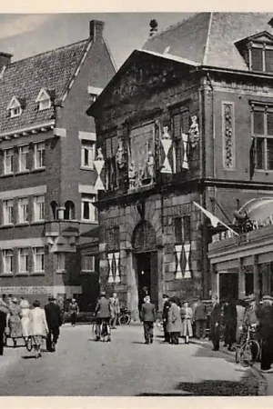Gouda Markt met donderdagse kaasmarkt met kaasbrikken voor de Waag Bank Goedewaagen HC57141 Najlepsza cena