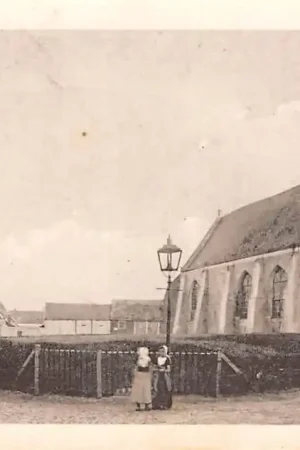 Wyprzedaż Zoutelande Kerk met kind in klederdracht Vintage Walcheren HC57097