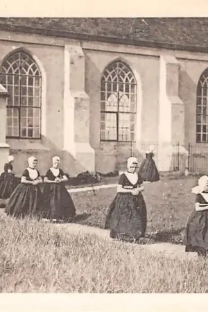 Zoutelande Kerk uitgang Vrouwen en kind in klederdracht Walcheren Vintage HC57095 Oferta limitowana