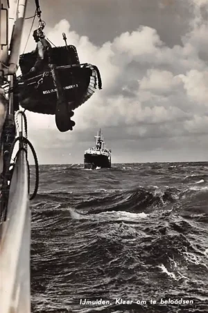 IJmuiden Klaar om te beloodsen Loods in loodsbootje in de takels Scheepvaart Schepen HC57070 Tylko dziś