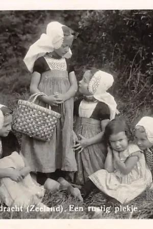 Rabat Walcheren Walchersche Kleederdracht Een rustig plekje Zeeland Kinderen in klederdracht Vintage HC56992