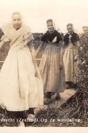 Walcheren Walchersche Kleederdracht (Zeeland) Op de wandeling Meisjes in klederdracht Vintage HC56816 Darmowa dostawa