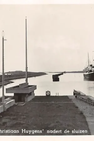 Promocja IJmuiden het m.s. Christiaan Huygens nader de sluizen 1950 Schepen Scheepvaart HC56716