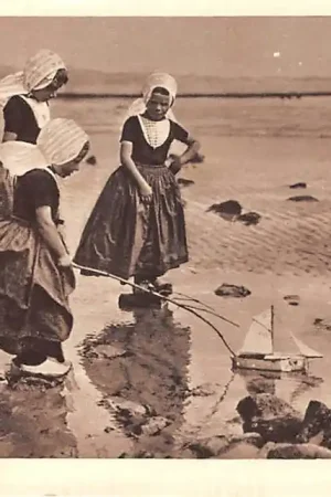 Tani Walcheren Meisjes in klederdracht op het strand Bootje varen Vintage Zeeland HC56655