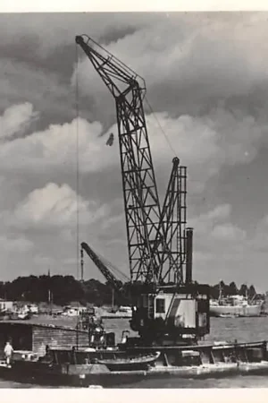 Rotterdam Maas met sleepboot en ponton met hijskraan Binnenvaart schepen Scheepvaart HC56326 Tylko dziś