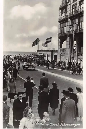 Zwrot pieniędzy Scheveningen Palace Straat met auto en volk 's-Gravenhage HC56176