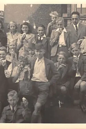 Wateringen Fotokaart Leerlingen en begeleiders een dagje uit in Delft voor het Stadhuis HC55928 Nowość