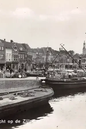Wyprzedaż Leiden Haven met gezicht op de Zijlpoort Binnenvaart schepen HC55786