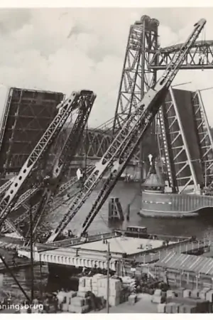 Rotterdam Openstaande Hef- en Koninginnebrug met drijvend ponton met kranen Scheepvaart 1950 HC55772 Promocja