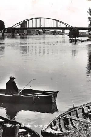 Deventer IJssel gezicht met Wilhelminabrug en visser in roeibootje 1964 HC55675 Oferta limitowana