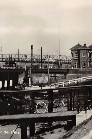 Tani Egmond aan Zee Bailey brug over de sluis Scheepvaart 1956 HC55077
