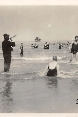 Scheveningen Surveillerende badmeester tussen de badgasten in zee 's-Gravenhage HC54709 Rabat