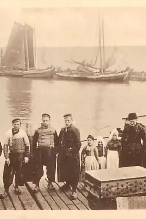 Tani Volendam Vissers en kinderen bij de haven Schepen Zuiderzee Klederdracht Vintage HC54600