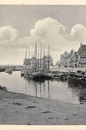 Harlingen Zuiderhaven met Vissers schepen Sleepboot Scheepvaart HC54596 Premium