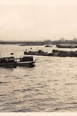 Lobith Tolkamer Rijn gezicht met binnenvaart schepen 1953 HC54585 Darmowa dostawa