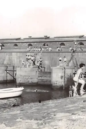 Autentyczny Katwijk aan Zee Uitwatering Zwemmende kinderen op en bij het gemaal HC54559