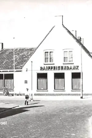 Zuidland Dr. W. Dreesstraat met Raiffeisenbank 1968 Bank Hoeksche Waard HC54555 Zamów teraz