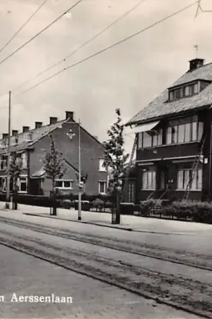 Rotterdam Blijdorp van Aerssenlaan met tramspoor en Tram HC54432 Bezpieczna płatność