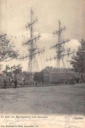 Leiden De Brik v.d. Kweekschool voor Zeevaart met matrozen in de masten Scheepvaart Zeil schepen HC54406 Nowość