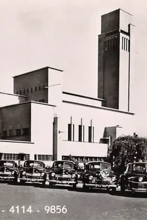 Hilversum Auto -Ond. Tien Tax met 11 taxi's voor het Raadhuis Taxi's Reclame Desoto Auto'sHC54347 Kup teraz