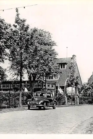 Premium Oostvoorne aan Zee Stationsweg met Hof van Voorne Auto en tramspoor HC54117