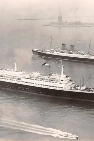 Scheepvaart T.S. Bremen on its maiden arrival in New York The Northen German Lloyd and fleetmate M.S. Berlin Schepen 1960 HC53983 Nowość