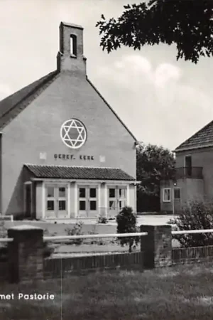 Mariënberg Gereformeerde Kerk met Pastorie Hardenberg HC53947 Ekspresowa dostawa