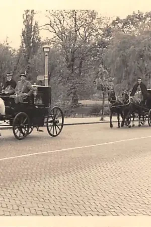 Leiden Bruiloftsstoet Paard en koetsen Fotokaart N. v.d. Horst Doezastraat 39 Leiden HC53883 Niska cena