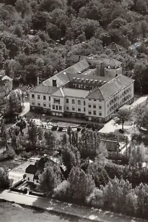 Wassenaar R.K. Psychiatrisch-Neurologische Kliniek St. Jacobus-Stichting en Neurologische en - chirurgische Kliniek St. Ursula 1963 KLM Luchtfoto no. 22921 's-Gravenhage HC53866 Zwrot pieniędzy