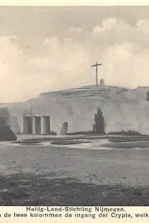 Heilig Landstichting Calvarienberg Tusschen de twee kolommen de ingang der crypte welke als begraafplaats dient Heilig-Land-Stichting Nijmegen HC53752 Premium