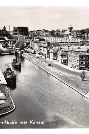 Autentyczny Groningen Oosterhamrikkade met Kanaal en binnenvaart schepen Gashouder en Watertoren 1958 HC53700