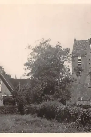 Ostatnia szansa Norg Kerk en Boerderij met koe in de wei Drenthe 1951 HC53707