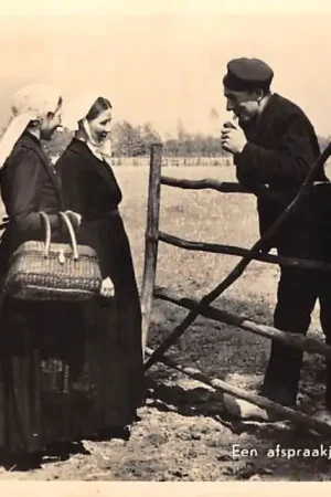 Wysoka jakość Putten op de Veluwe Een afspraakje bij het hek 1940 Vintage Klederdracht HC53530