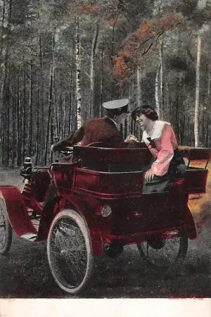 Fantasie Chauffeur en liefje in oude auto Vintage HC53493 Najlepsza cena