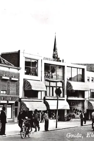 Gouda Kleiweg 1966 R.K. Kerk Volk en auto's die aan twee kanten rijden HC53476 Oryginalny