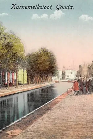 Kup teraz Gouda Karnemelksloot Vlag en volk bij ingang van de velden van Voetbal Vereniging Gouda HC53474