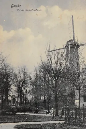 Gouda Houtmansplantsoen met Molen 't Slot en monument Burgemeester van Bergen IJzendoorn' 1905 HC53415 Promocja