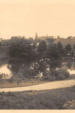 Promocja Gouda Cronjestraat met op de dijk de Stoomtrein naar Schoonhoven Spoorwegen Treinen HC53387