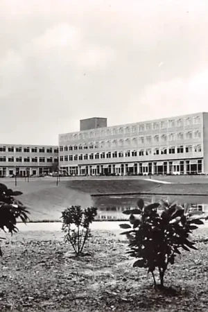 Premium Roosendaal Moederhuis Charitas Klooster tuinzijde Waterstraat 65 Standbeeld Noord-Brabant HC53329