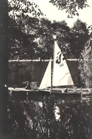 Promocja Onbekend Omgeving Leiden Fotokaart Zeiljacht in sluis met baggerschip Fotograaf G. Kikkert v. Bemmelenstraat Leiden Zeilen Binnenvaart HC53211